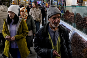 شوخی تلخ شهروندان با تورم: هر کسی کفش و لباس دارد از قبل داشته