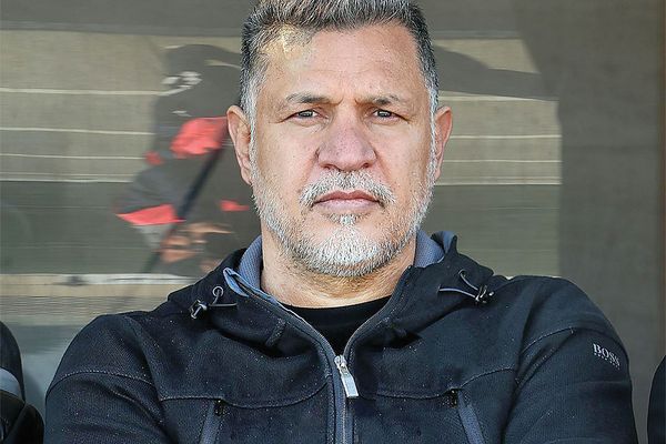 علی دایی و حمید استیلی در جریان یک بازی فوتبال سرود جمهوری اسلامی را همخوانی نکردند
