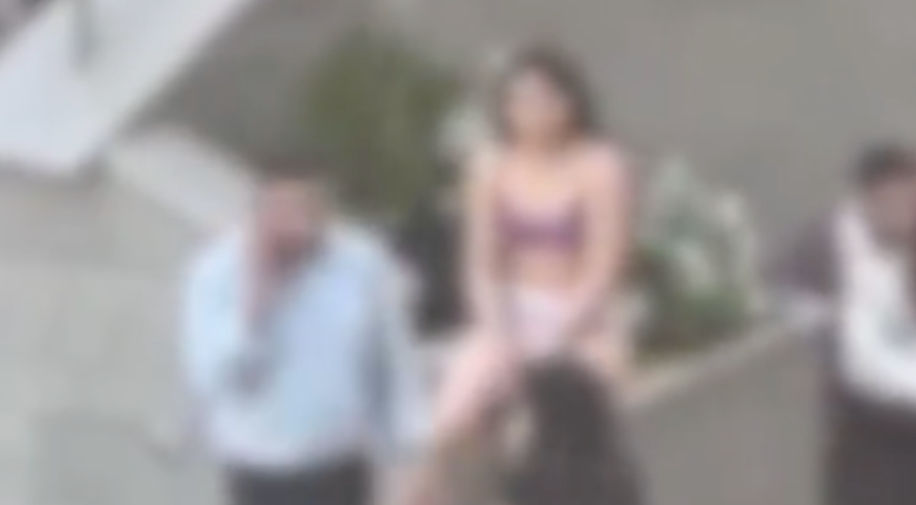 الأمن الإيراني يعتقل طالبة تجردت من ملابسها اعتراضا على قمع الحرس الجامعي 