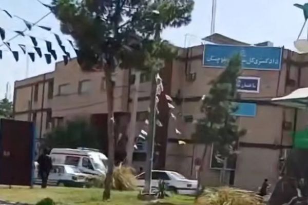 هجوم مسلّح على مبنى محكمة زاهدان يخلّف ما لا يقل عن 9 قتلى و20 جريحًا