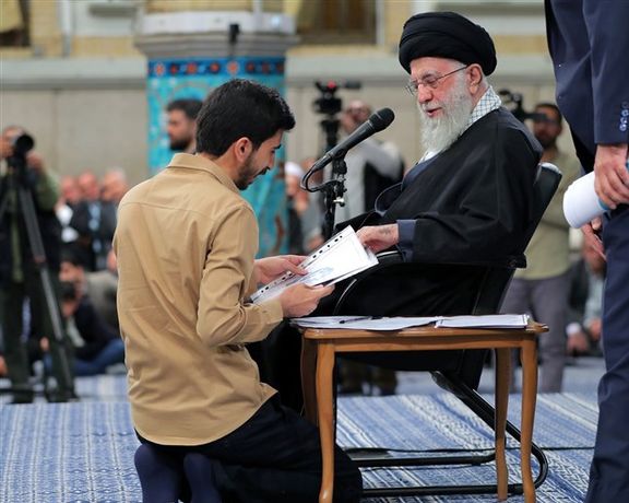 گزارش تسنیم از دیدار دانشجویان: یک نفر با صدای بلند تولد خامنهای را به او تبریک گفت