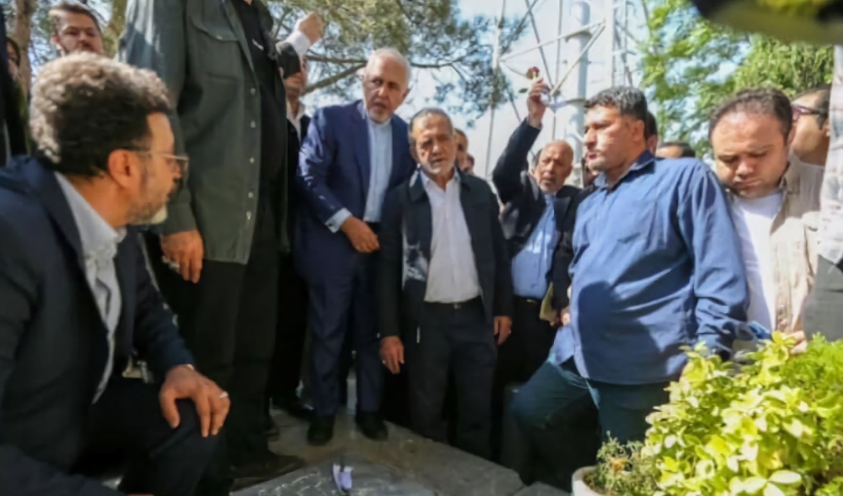 خانواده‌های قربانیان پرواز اوکراینی: حضور ظریف بر مزار کشته‌شدگان این پرواز وقیحانه بود