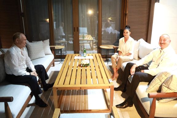 در سفر مرداد ۱۴۰۳ ولادیمیر پوتین به جمهوری آذربایجان، الهام علیاف در منزل شخصی خود از پوتین پذیرایی کرد.