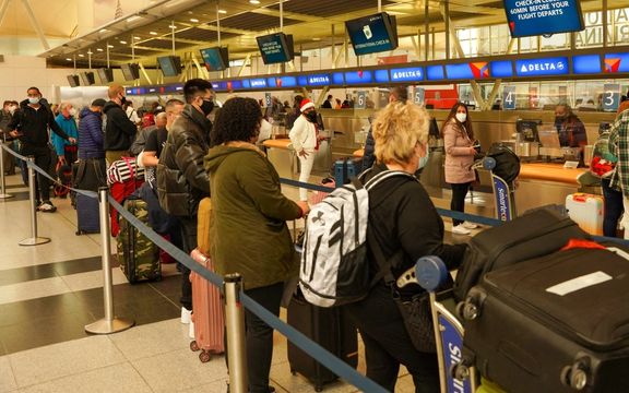 سیانان: حدود ۲۱۰۰ پرواز در آمریکا روز دوشنبه در پی بدی هوا یا کمبود نیروی انسانی لغو شد