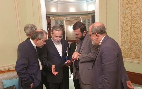 صورة لأعضاء الوفد الإيراني بعد انتهاء المفاوضات مع أميركا في عُمان