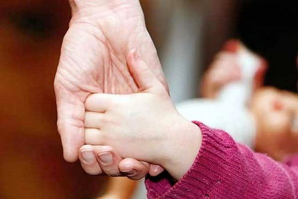 روزنامه شرق: فرزندپذیری با موانع اداری سخت و بیاعتمادی جامعه مواجه است