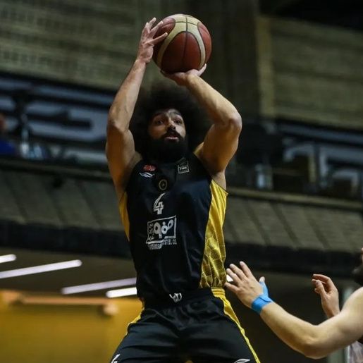 ستاره بسکتبال سپاهان خواهان آزادی سعیده فتحی شد