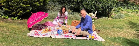 ۱۳ بهدر سفیر بریتانیا در تهران در باغ سفارت