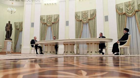 Iranian President Ebrahim Raisi and his Russian counterpart Vladimir Putin in Moscow on January 19, 2022