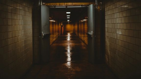 پلیس در بریتانیا از سوءاستفاده جنسی یک برقکار بیمارستان از ۱۰۰ جسد در سردخانهها خبر داد