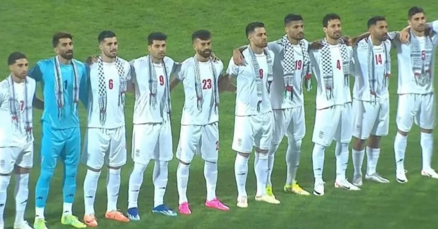 استفاده ایدئولوژیک از ورزش: تشکر خامنه‌ای از تیم ملی فوتبال بابت انداختن چفیه