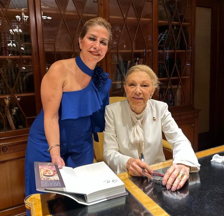 تصویری از حضور نسرین روشن در کنار شهبانو فرح پهلوی