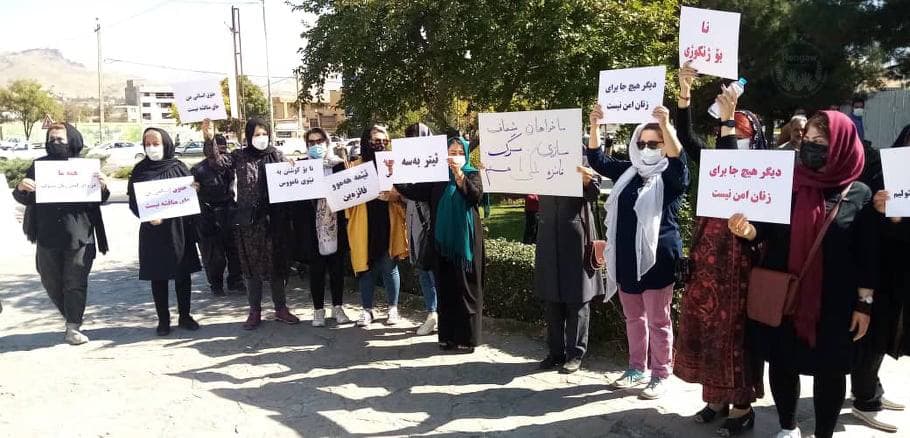 جمعی از فعالان مدنی سنندج در اعتراض به خشونت علیه زنان مقابل دادگستری تجمع کردند