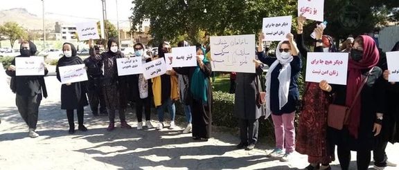 جمعی از فعالان مدنی سنندج در اعتراض به خشونت علیه زنان مقابل دادگستری تجمع کردند