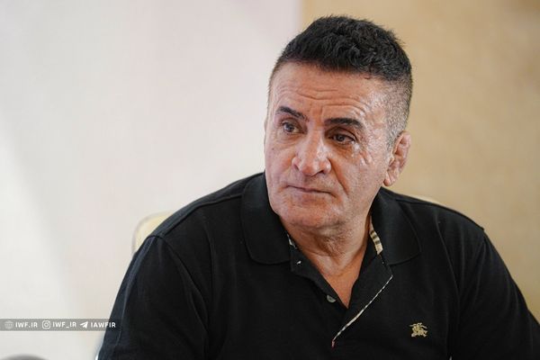 انتقاد تند محمد بنا به پزشکیان: به جای تمرین تیم ملی به گرفتاری مردم و به وضع آب و برق برس