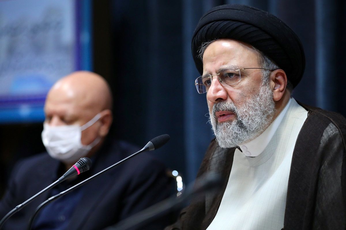 President Ebrahim Raisi (right) and the head of Plan and Budget Organization of the Islamic Republic of Iran Masoud Mirkazemi (November 2023)