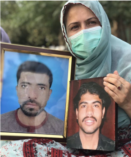 سعیده بلوچ برای شوهر کشته‌شده‌اش فیصل بلوچ، و برادر و برادرزاده ناپدید شده‌اش دادخواهی می‌کند. منبع: ماهرنگ بلوچ