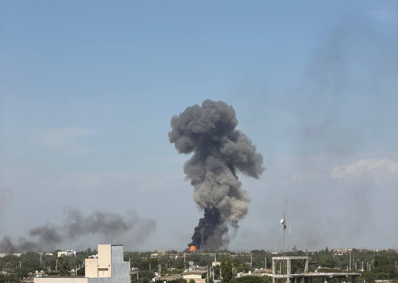 تردد خودروهای شبه‌نظامی با پرچم عراق در خرمشهر همزمان با ادامه حملات هوایی