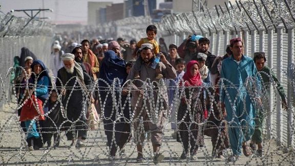 Afghan migrants at the border with Iran