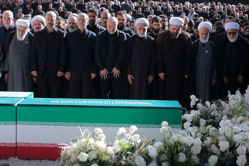 محسنی اژه‌ای در کنار محمد باقر قالیباف، رییس مجلس و دیگر مقام‌های جمهوری در صف نخست نماز میت علی خامنه‌ای در مصلای تهرانن