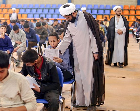 روزنامه کیهان: باید خیل انبوه روحانیون در مدارس کار کنند