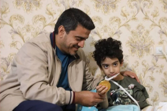 واکنش علی کریمی به عکس یادگاری خامنهای و فروغی با کودک مجروح؛ آرتین اسباب بازی شما شده