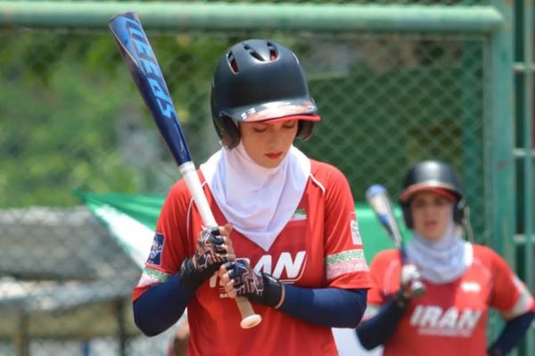 هدا کافی در اعتراض به قتلعام مردم به دست جمهوری اسلامی از تیم ملی بیسبال کنارهگیری کرد