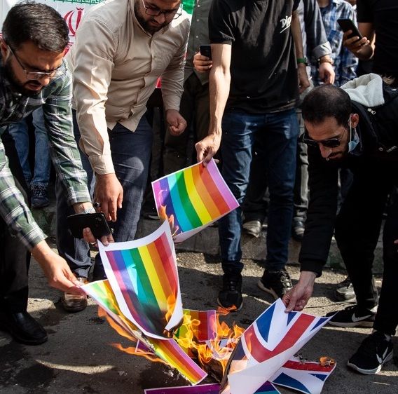 کنشگران کوییر به دولت بریتانیا: رژیم ایران را درباره آتش زدن پرچم رنگین کمان پاسخگو کنید