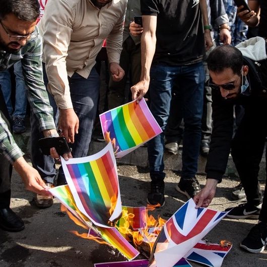 کنشگران کوییر به دولت بریتانیا: رژیم ایران را درباره آتش زدن پرچم رنگین کمان پاسخگو کنید