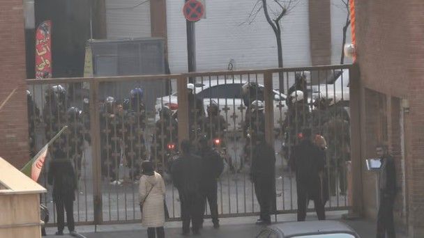 رئيس "النظام الطبي" في إيران: اعتقال 23 كادرًا طبيًا بينهم أطباء أسنان وصيادلة وجراحون 