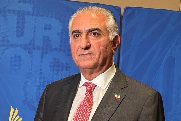 ولي عهد إيران السابق يدعو إلى الإضراب العام والسيطرة على مراكز المدن