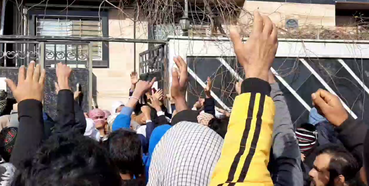 تجمع مقابل خانه مولوی گرگیج برای اعتراض به احضار این روحانی سرشناس اهل سنت