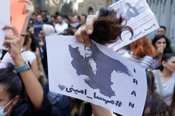 الاتحاد الأوروبي يمنح جائزة "ساخاروف" إلى مهسا أميني وانتفاضة المرأة الإيرانية