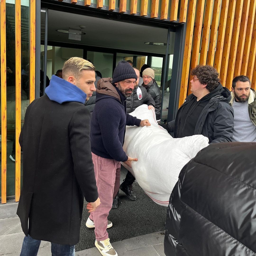 ستاره‌های فوتبال در حال کمک‌رسانی به زلزله‌زدگان ترکیه