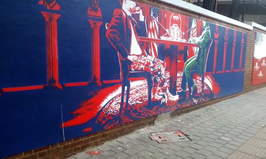 دیوارنگاره‌ای در تهران، در نکوهش مذاکره با آمریکا