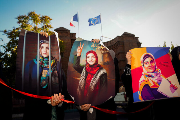 "لوموند": عودة الزوجين الفرنسيين المعتقلين في إيران مرتبط بمصير مهدية إسفندياري