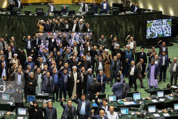 نمایندگان مجلس در صحن علنی تجمع کردند و شعار «مرگ بر آمریکا» و «مرگ بر اسرائیل» سر دادند