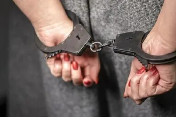 اعتقال مواطنة بهائية أثناء متابعتها لقضية زوجها المعتقل في إيران