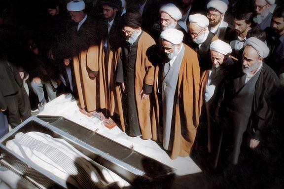 اسفند ۱۳۷۳، خامنهای اولین نماز میت دوران رهبریاش را بر جسد احمد خمینی اقامه کرد