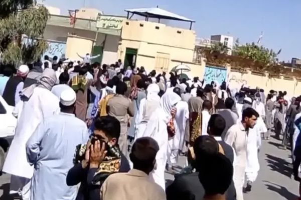 العفو الدولية تطالب السلطات الإيرانية بوقف الهجمات ضد المتظاهرين والمصلين البلوش