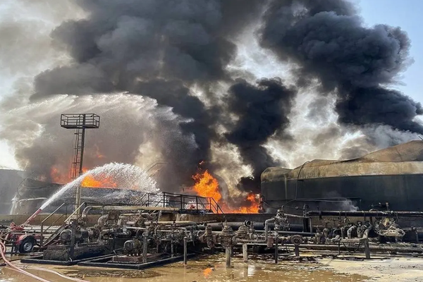 تنتج 520 ألف برميل يوميًا.. اندلاع حريق واسع النطاق بأكبر مصفاة للنفط في إيران