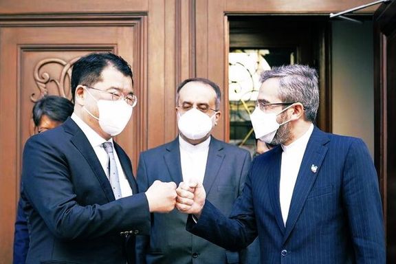 Iranian and South Korean representative meeting in Vienna in January 2022.