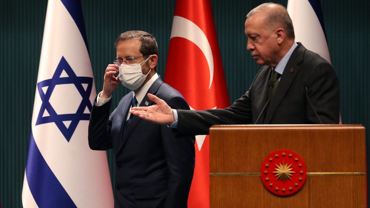 رجب‌طیب اردوغان در راست و اسحاق هرتزوگ در چپ