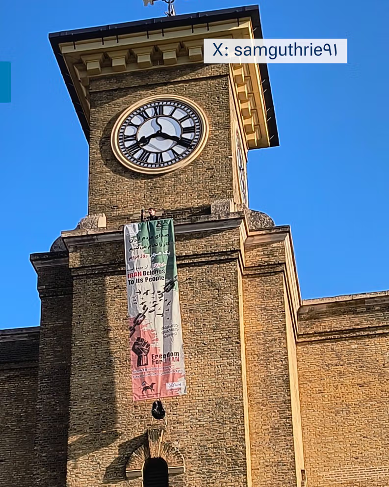 وسائل إعلام بريطانية: رجل يحمل كلباً ويصعد برج كينغز كروس بلندن للمطالبة بـ"الحرية لإيران"