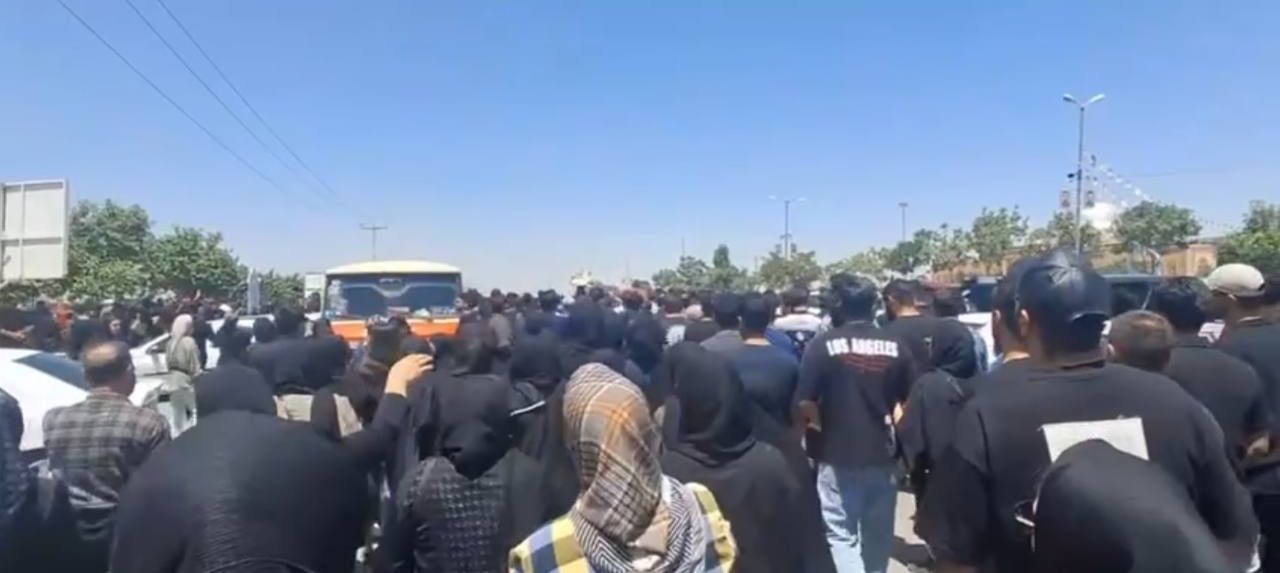 حاضران در مراسم خاکسپاری دو جوان کشته‌شده در همدان شعار «مرگ بر ستمگر» سر دادند