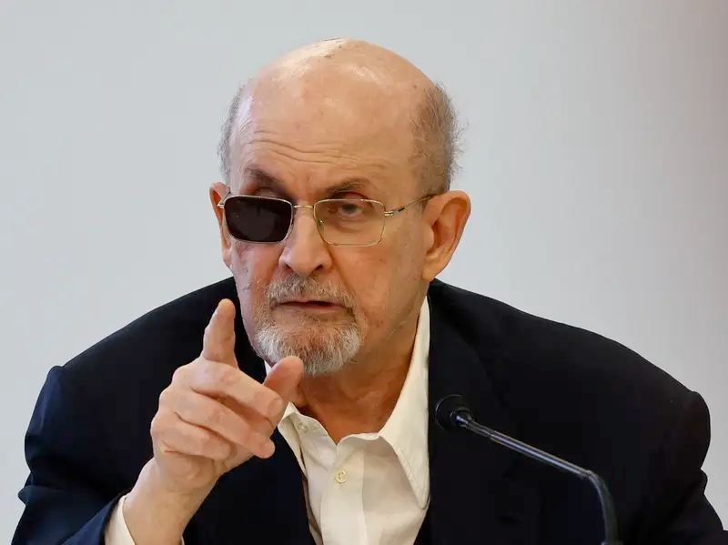 سلمان رشدی؛ یک چاقو و یک فتوا