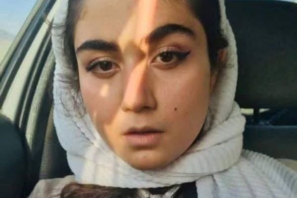الأمن الإيراني يتحرش جنسيا بناشطة بعد اعتقالها بسبب رفضها الحجاب الإجباري