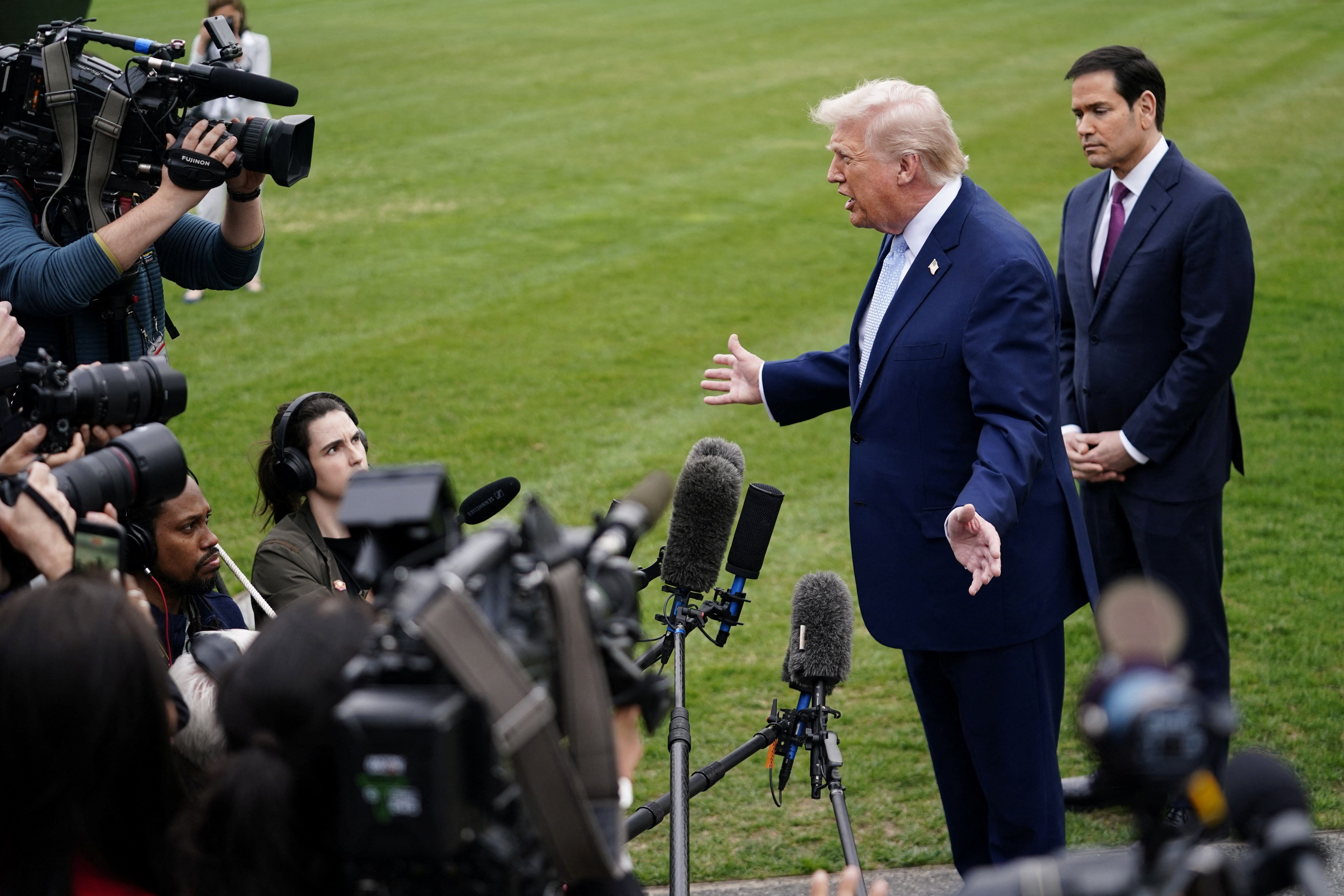 پولیتیکو: اظهارات ترامپ تلاش برای القای مطالباتش بهعنوان واقعیت است