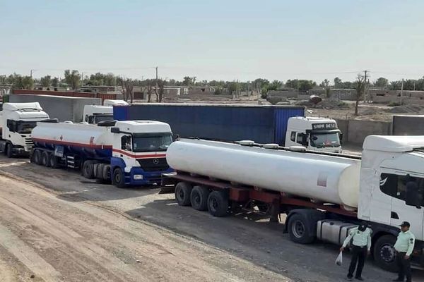 طالبان تعيد إلى إيران عشرات الناقلات من "البنزين رديء الجودة"