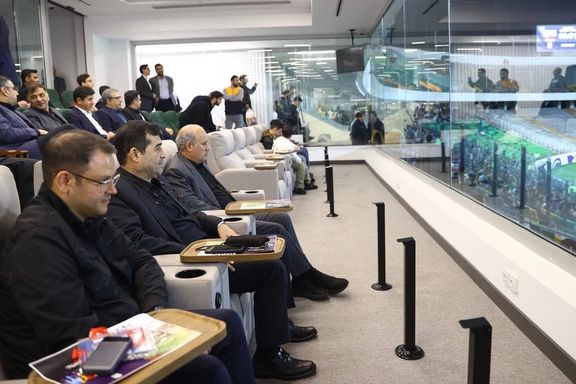 پروژکتور آزادی روشن نشد، بازیکنان ایران و امارات به رختکن رفتند